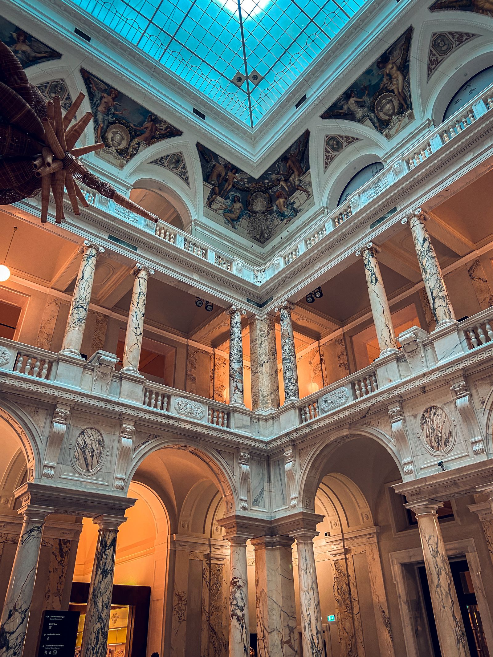 Marmorsäulen in einem Wiener Museumssaal am Heldenplatz