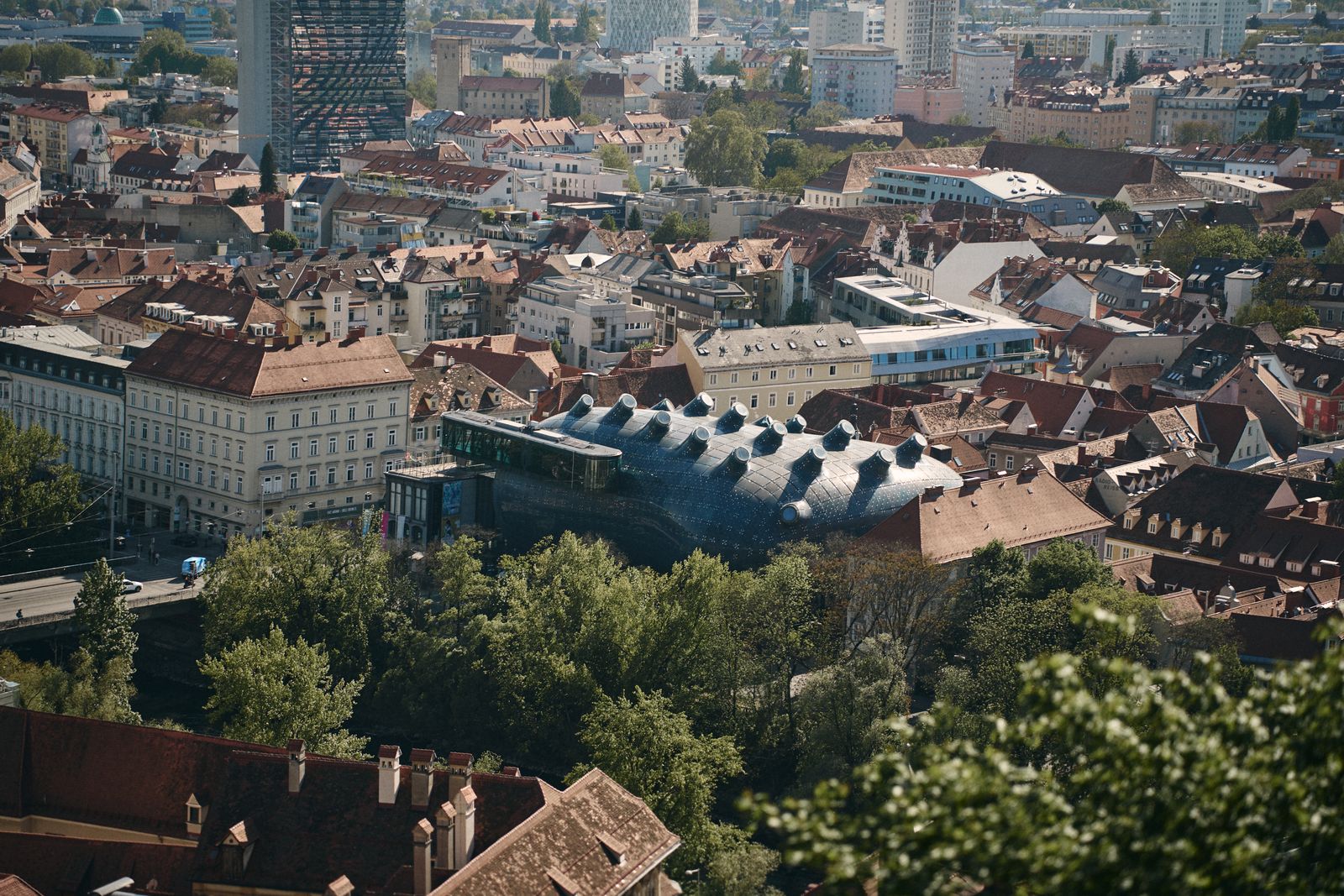 Kunsthaus Graz zwischen Altstadtdächern