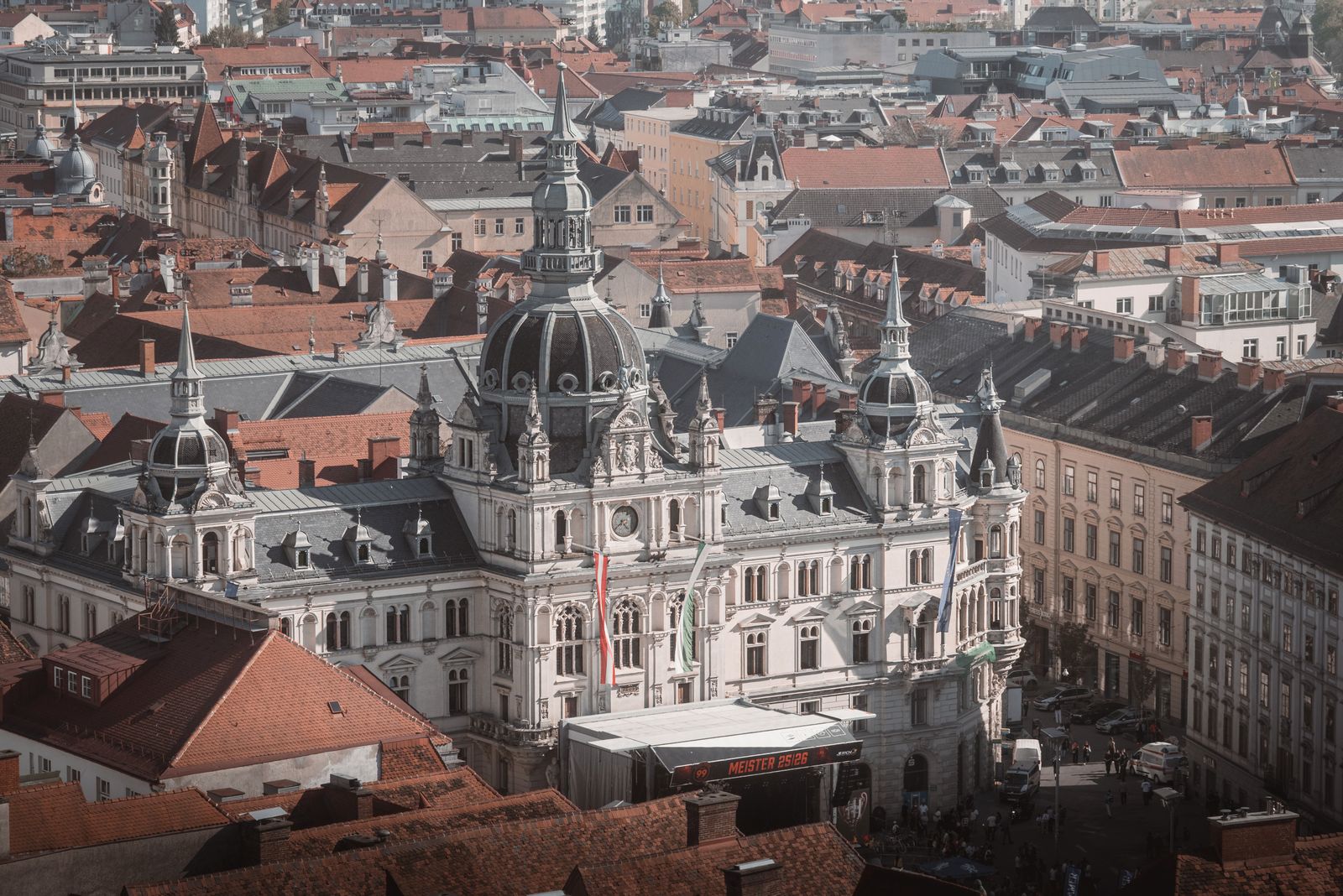 Grazer Altstadt und Rathaus aus der Luft