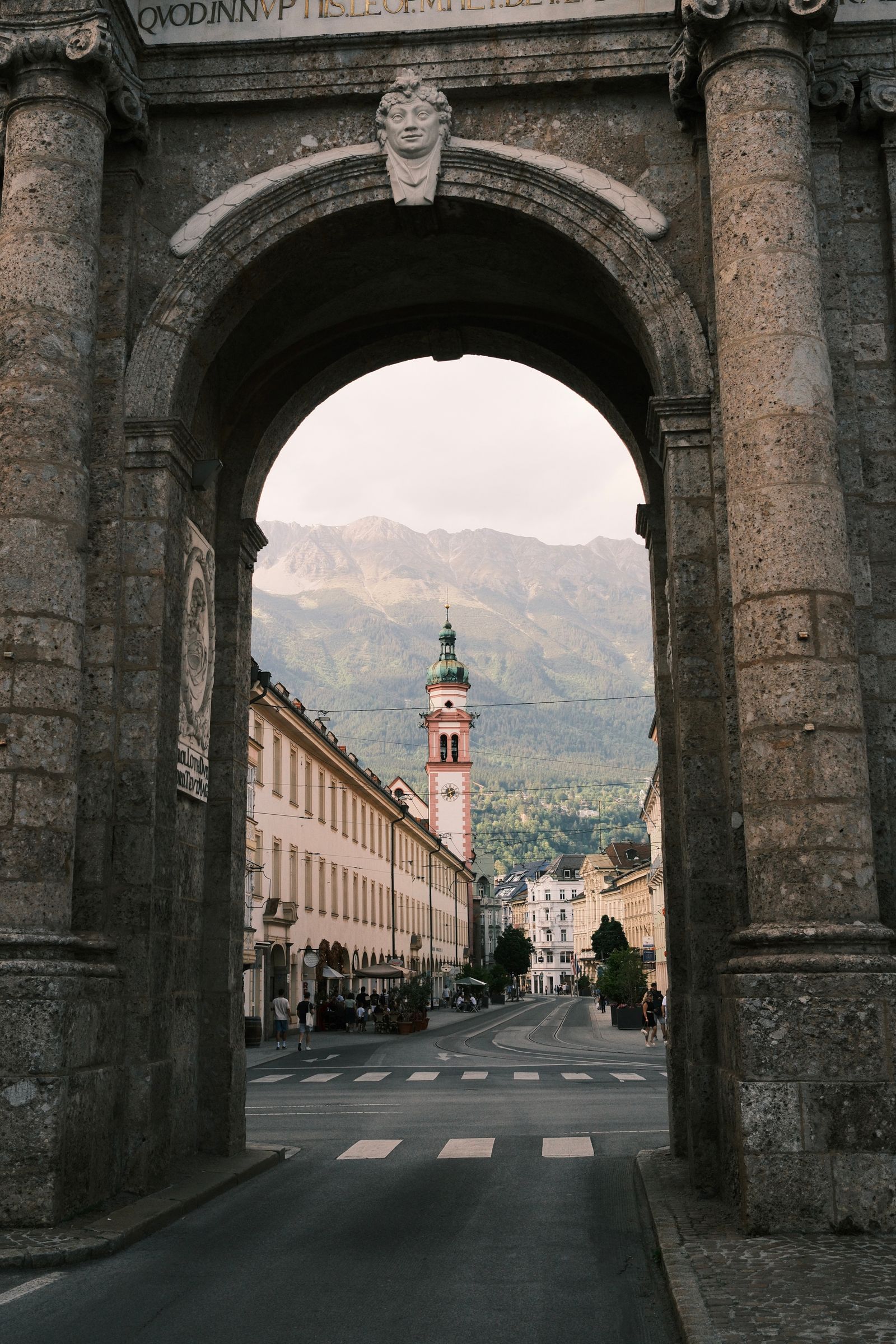 Torbogen in Innsbruck mit Bergkulisse
