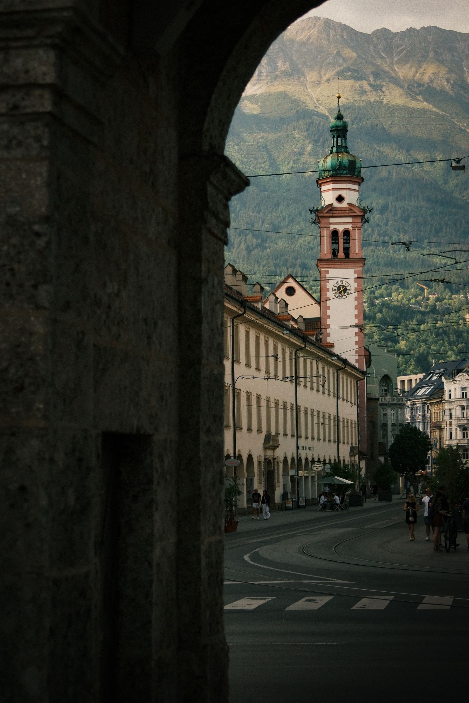 Innsbrucker Turm im Zwielicht vor den Bergen