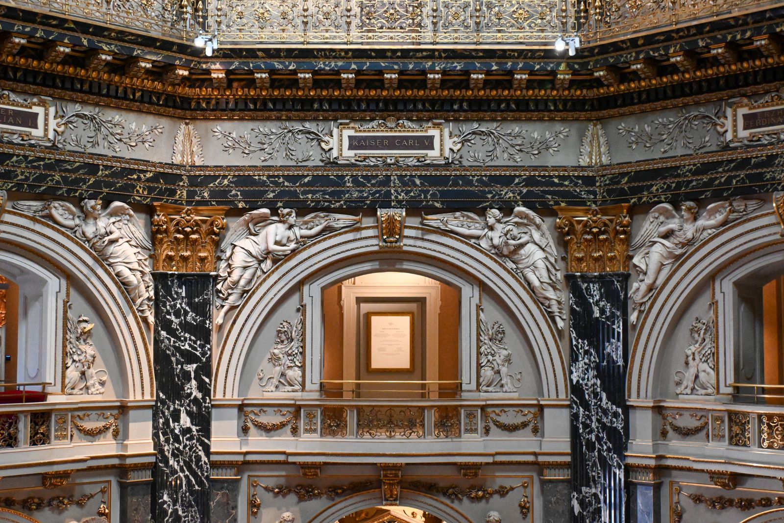 Ornamentierte Wand im Kunsthistorischen Museum Wien