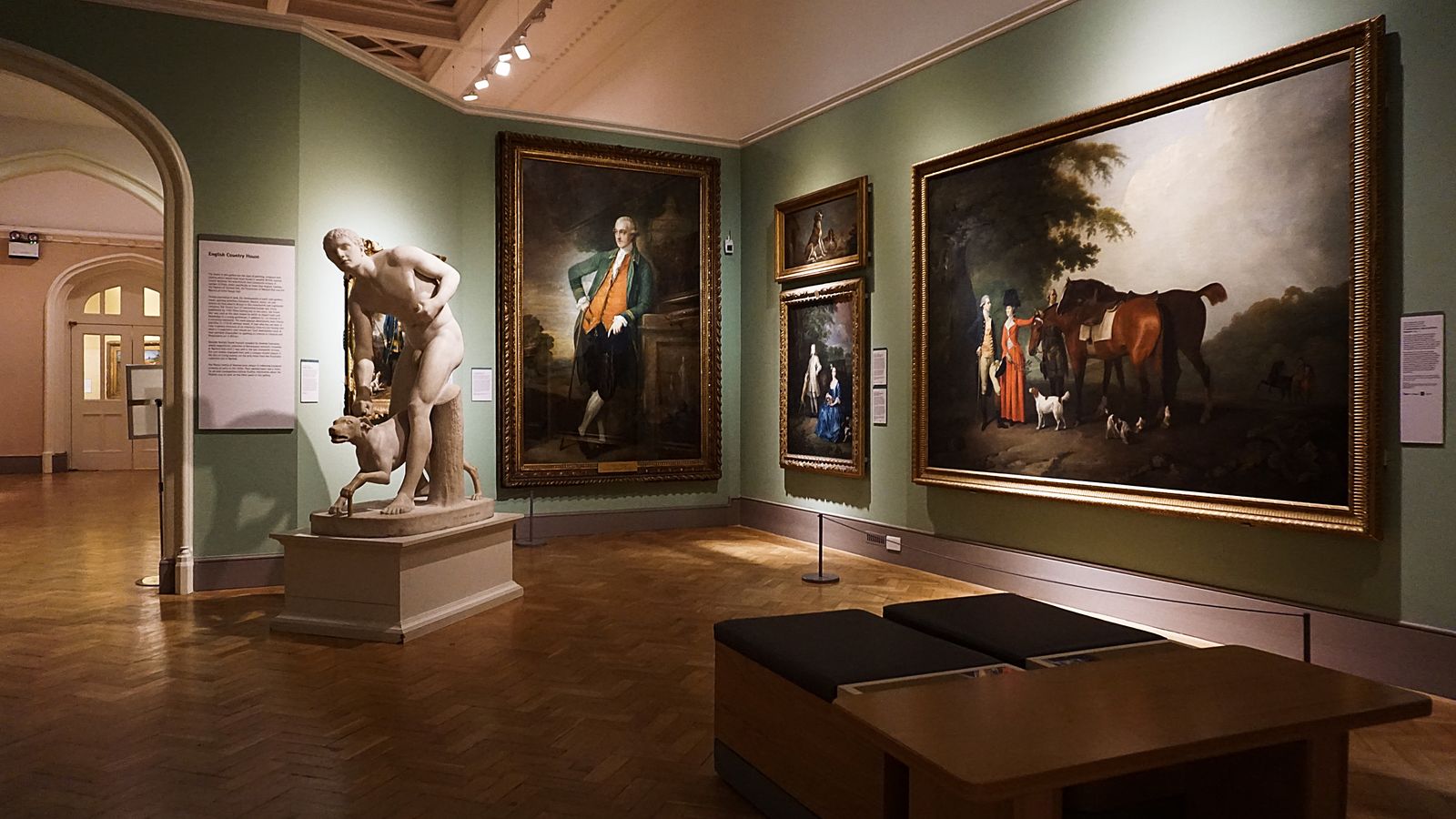 Lange Museumstreppe als architektonische Schwelle