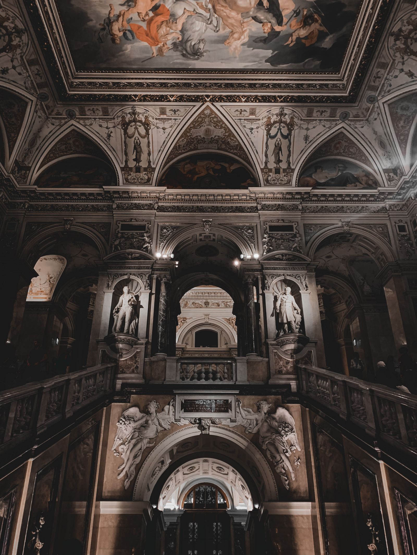 Kuppelhalle des Naturhistorischen Museums Wien mit Fresken und Säulen