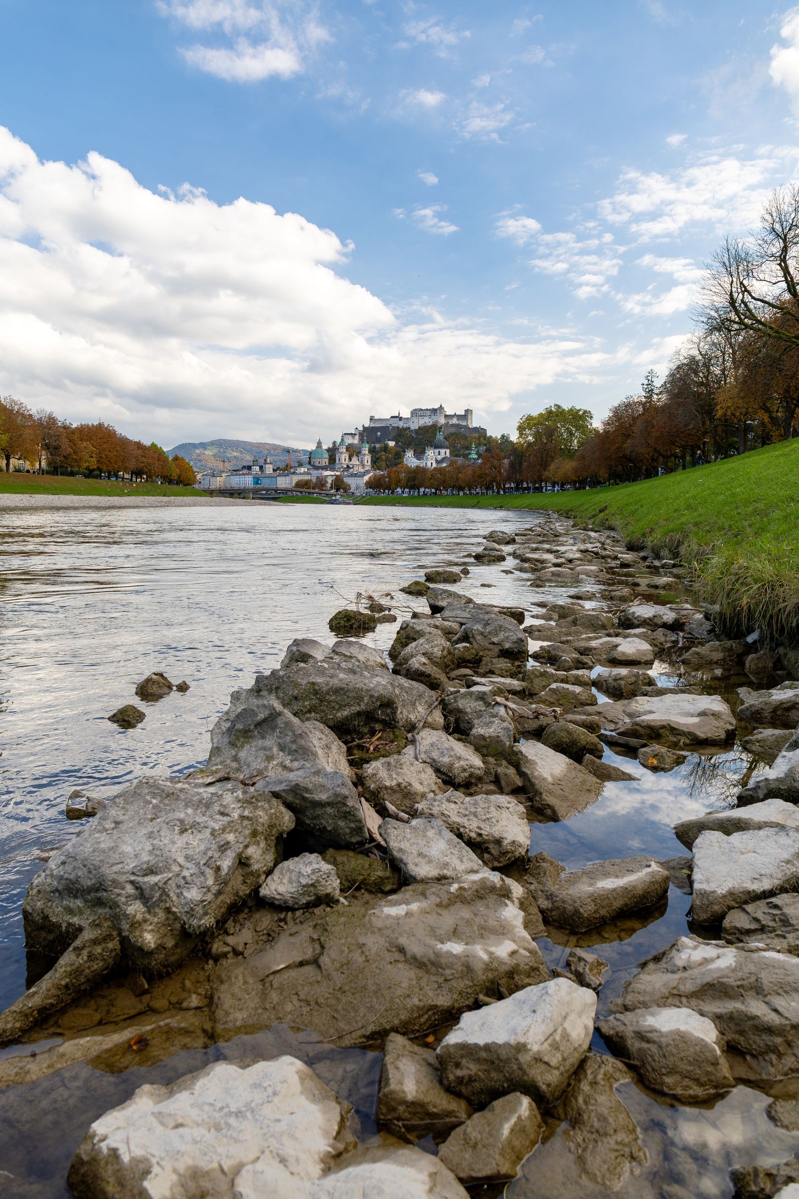 Salzachufer in Salzburg im Herbst