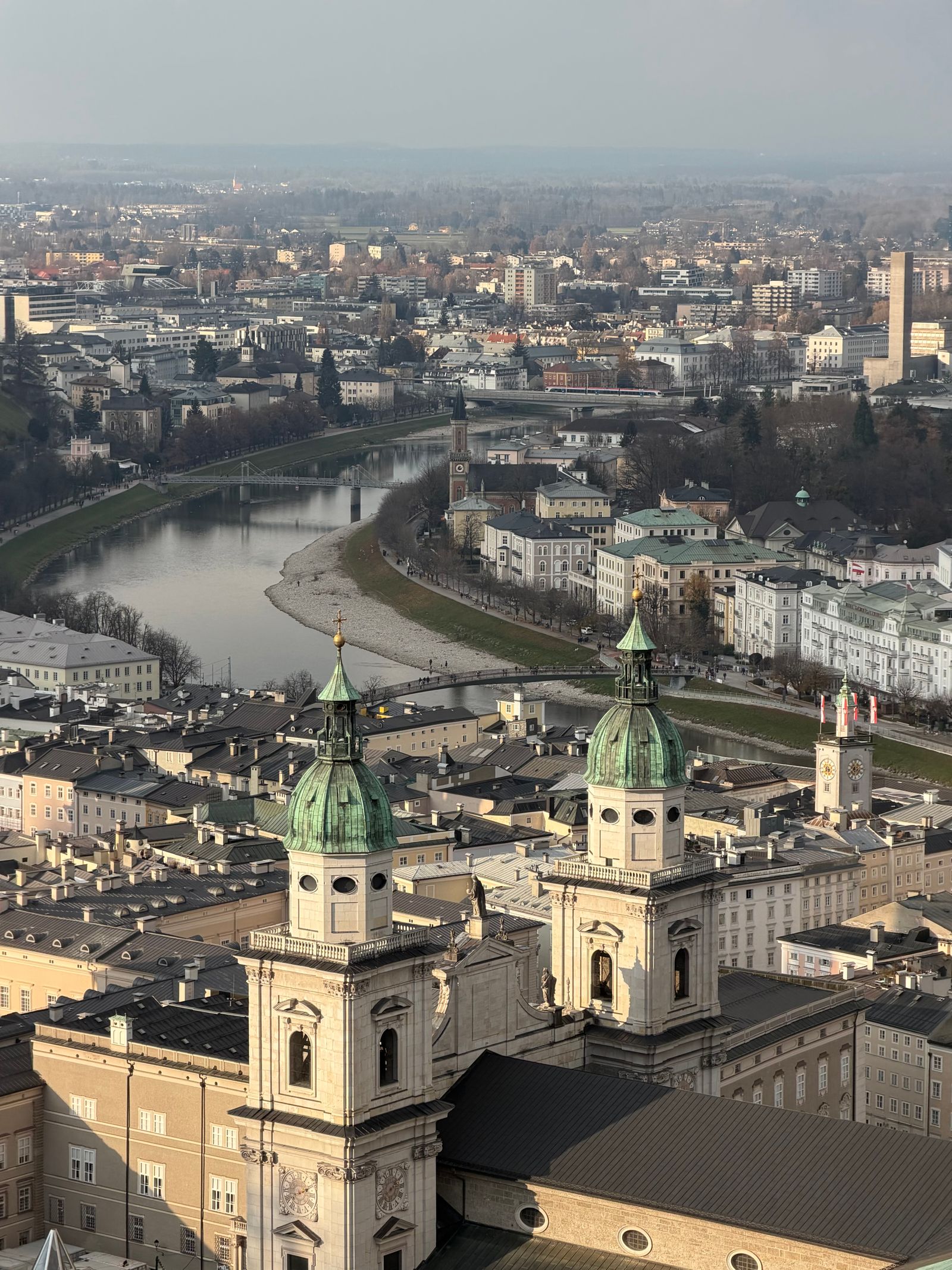Luftbild von Salzburg mit Salzach und Kuppeln